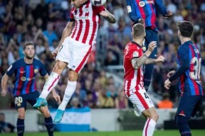 中路独造进球奇迹，成为全场焦点()